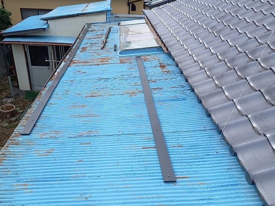 劣化したトタン屋根の補強